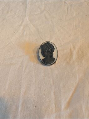 2/30$ Vintage Black and White Cameo Brooch - Elegant Profile Silhouette